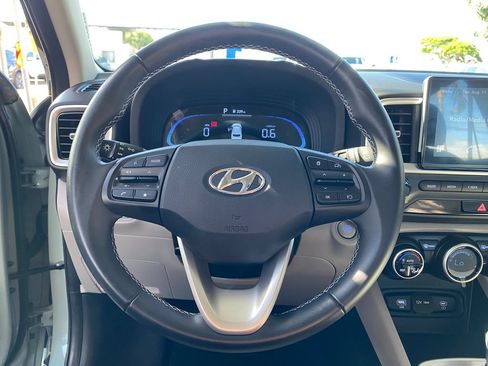 Used 2025 Hyundai Venue FWD image 13