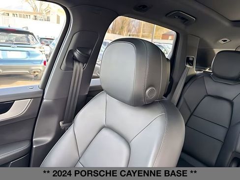 Used 2024 Porsche Cayenne w/ Premium Package AWD/4WD image 29