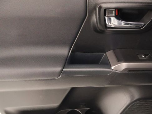 Used 2018 Toyota Tacoma TRD Sport w/ Technology Package AWD/4WD image 16