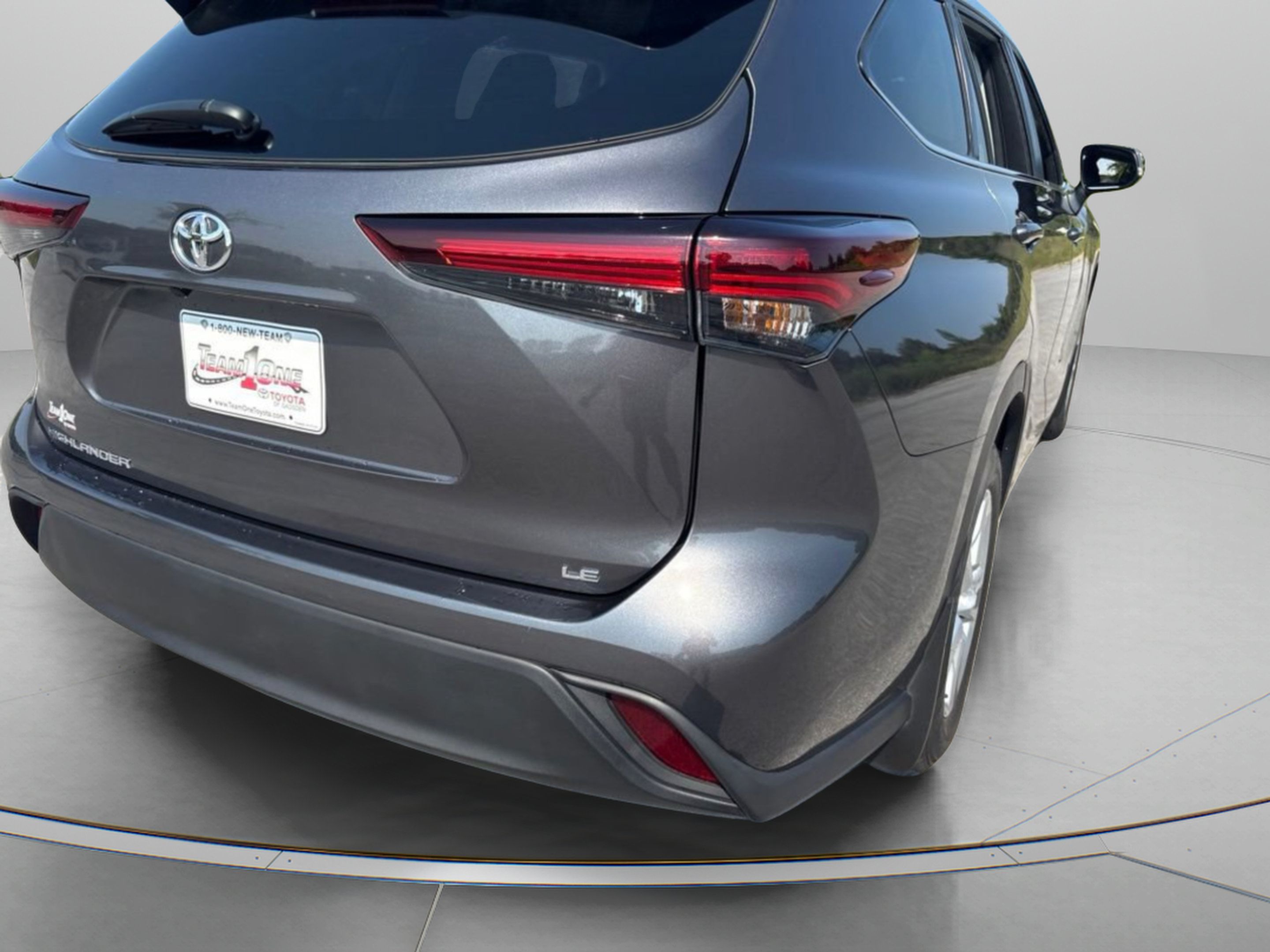Used 2025 Toyota Highlander LE FWD image 8