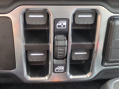 Used 2025 Jeep Wrangler Unlimited Sahara w/ Safety Group image 25