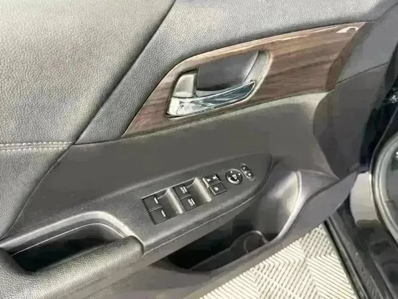 Used 2017 Honda Accord EX image 32