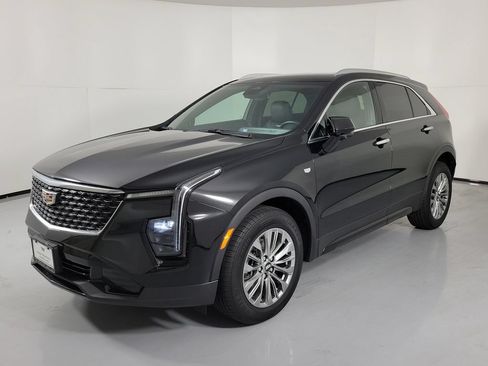 Used 2025 Cadillac XT4 Premium Luxury FWD image 2