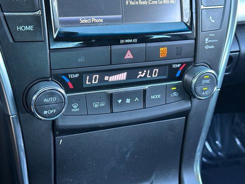 Used 2016 Toyota Camry SE image 18
