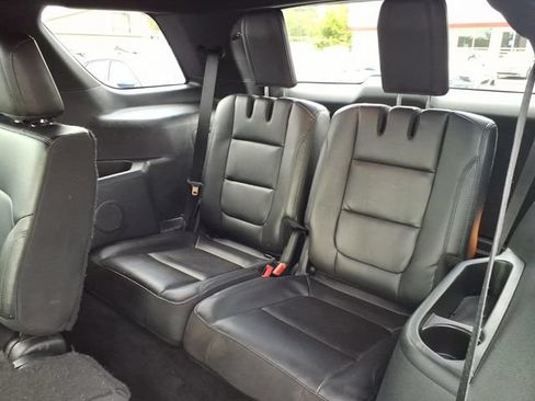 Used 2017 Ford Explorer XLT w/ Equipment Group 202A AWD/4WD image 11