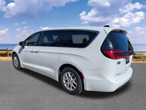Used 2023 Chrysler Pacifica Touring-L FWD image 6