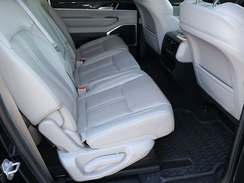 Used 2022 Jeep Wagoneer Series III AWD/4WD image 18