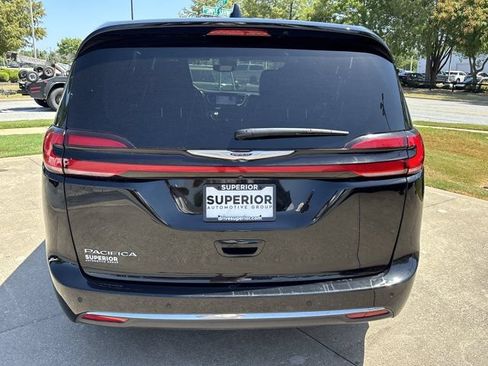 Used 2025 Chrysler Pacifica Select FWD image 5