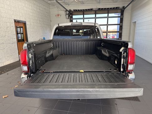 Used 2018 Toyota Tacoma TRD Off-Road image 10