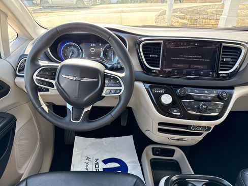 Used 2024 Chrysler Pacifica Touring-L FWD image 13