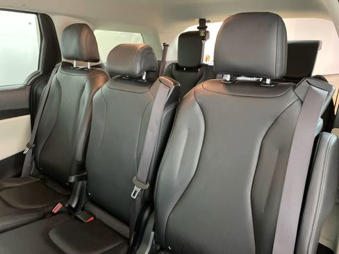 Used 2024 Kia Carnival LX image 33