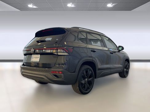 New 2026 Volkswagen Taos SE image 9