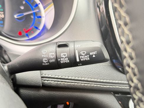 Used 2024 Chrysler Pacifica Limited FWD image 38