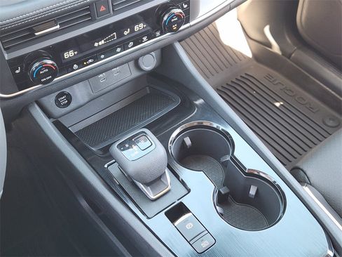 Used 2024 Nissan Rogue SV w/ SV Premium Package image 14