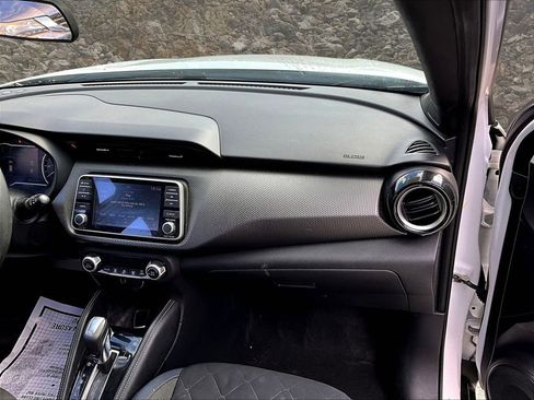 Used 2018 Nissan Kicks SV image 15