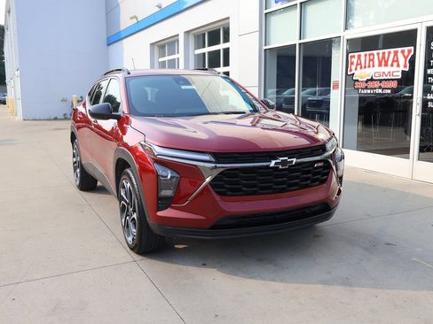 Used 2025 Chevrolet Trax RS w/ Driver Confidence Package FWD image 2