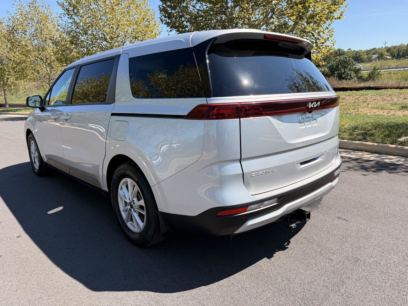 Used 2023 Kia Carnival LX FWD image 7