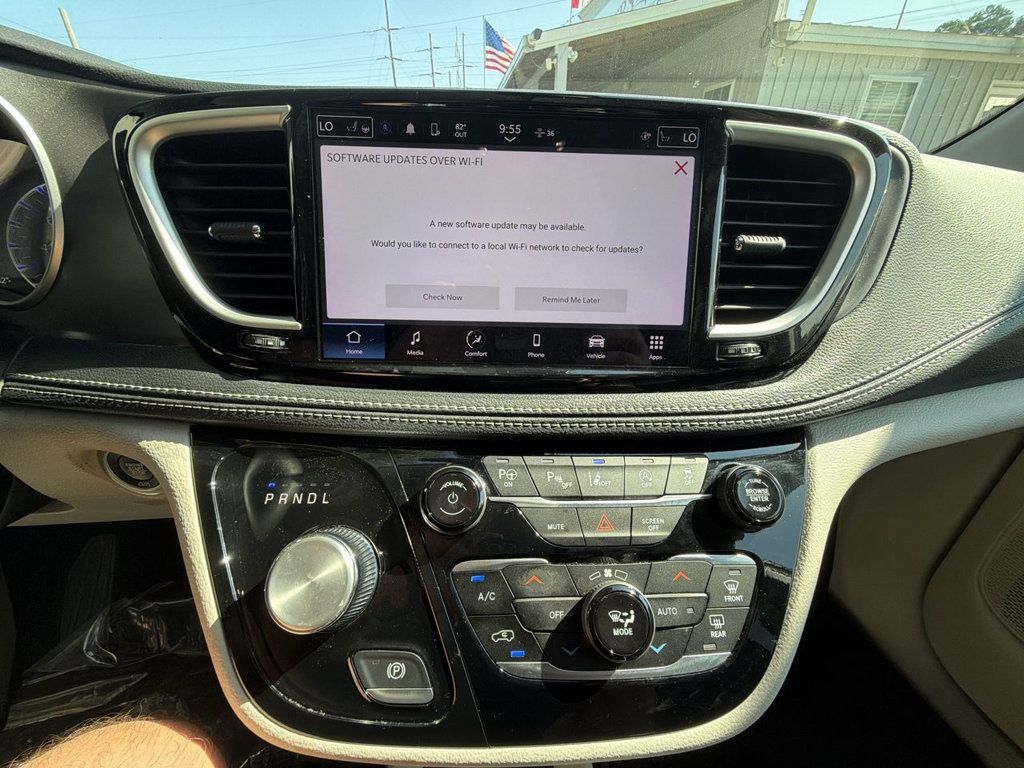 Used 2024 Chrysler Pacifica Touring-L FWD image 17
