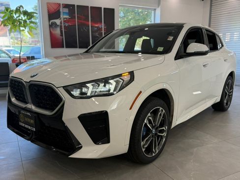 Used 2025 BMW X2 xDrive28i AWD/4WD image 3