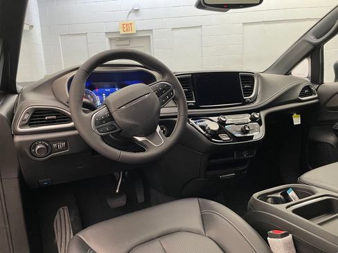 New 2027 Chrysler Pacifica Select AWD/4WD image 9