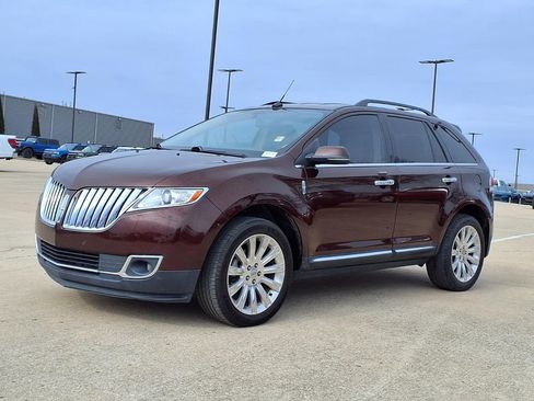 Used 2012 Lincoln MKX FWD image 3