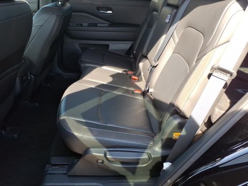 Used 2025 Nissan Pathfinder SL AWD/4WD image 9