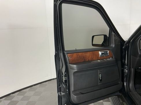 Used 2011 Lincoln Navigator Ultimate image 11