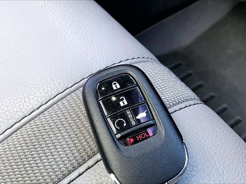 Used 2023 Honda Pilot Touring image 15