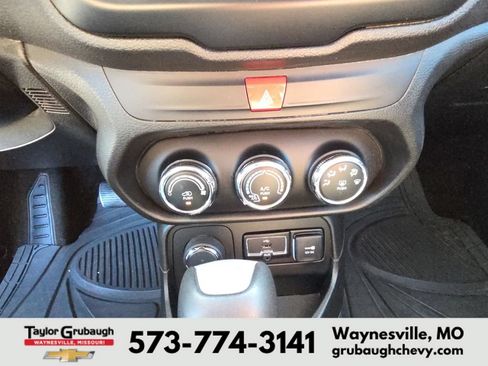 Used 2017 Jeep Renegade Latitude AWD/4WD image 23