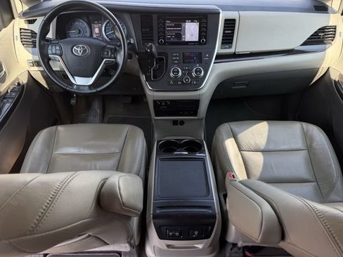 Used 2019 Toyota Sienna XLE Premium FWD image 10