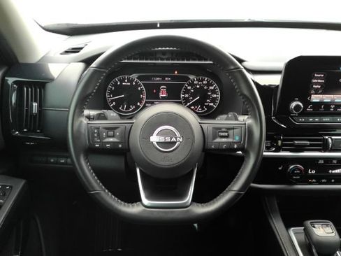 Used 2025 Nissan Pathfinder SV FWD image 32