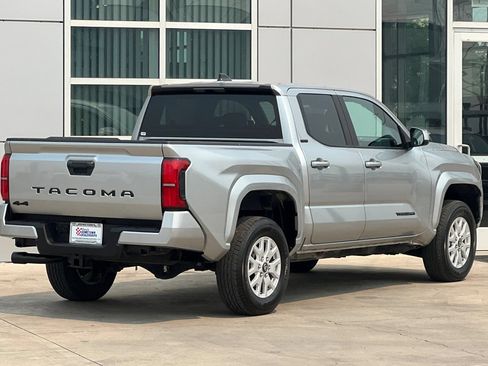Used 2025 Toyota Tacoma SR5 AWD/4WD image 4