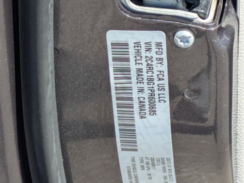 Used 2023 Chrysler Pacifica Touring-L image 32