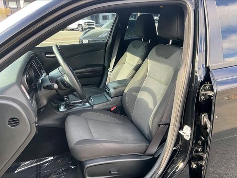 Used 2017 Dodge Charger SE w/ Blacktop Package image 9