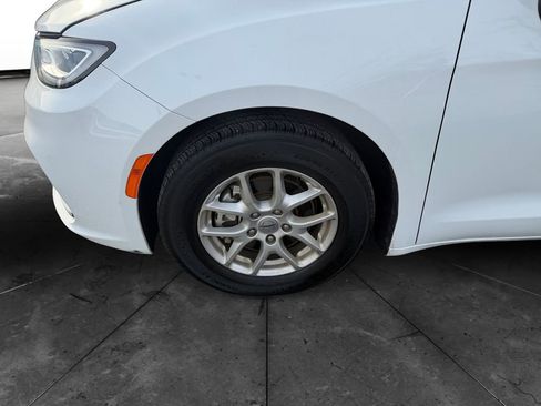Used 2023 Chrysler Pacifica Touring-L image 14