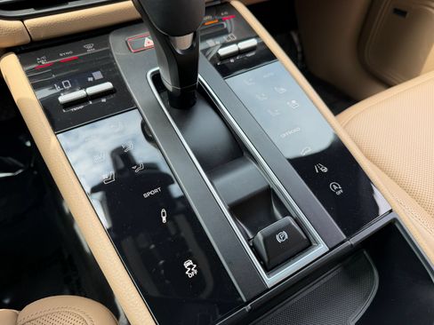 Used 2023 Porsche Macan AWD/4WD image 31