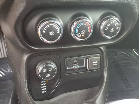 Used 2016 Jeep Renegade Trailhawk AWD/4WD image 12
