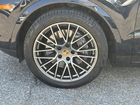 Used 2022 Porsche Cayenne Platinum Edition image 9