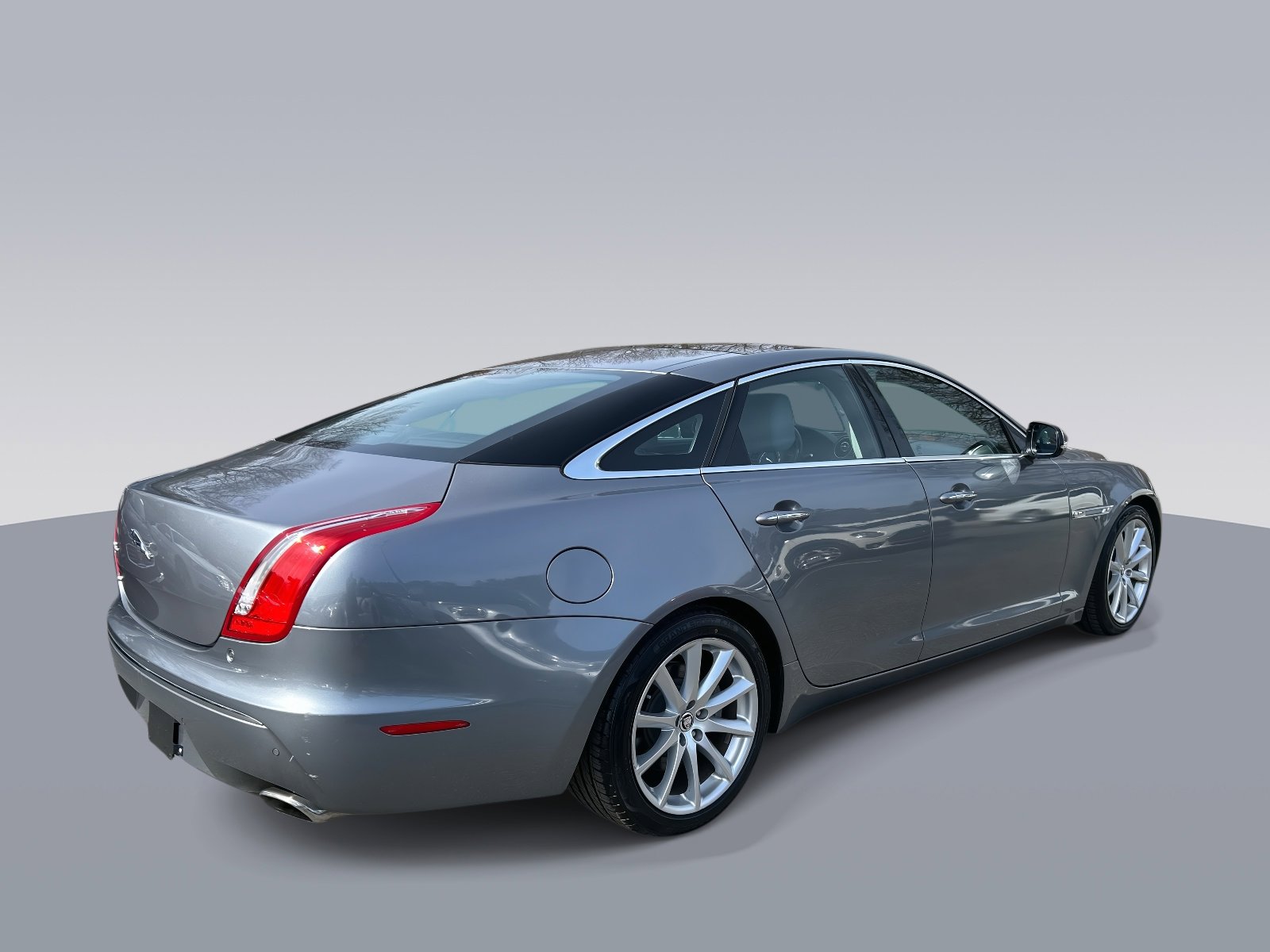 Used 2012 Jaguar XJ RWD image 3