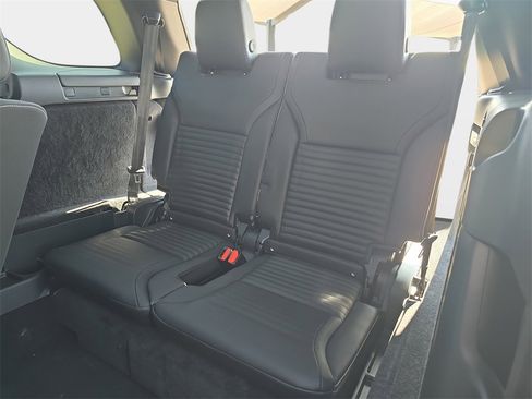 New 2025 Land Rover Discovery S image 12