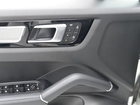 Certified 2022 Porsche Cayenne E-Hybrid image 32