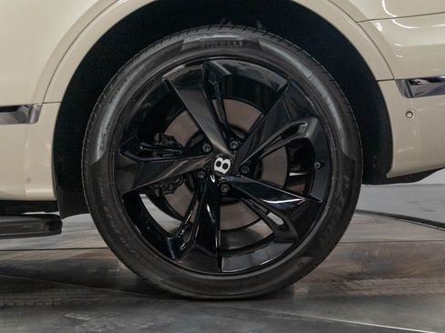 Used 2017 Bentley Bentayga AWD/4WD image 21