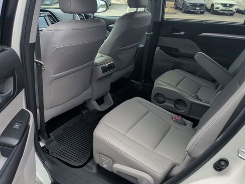 Used 2017 Toyota Highlander AWD V6 image 12