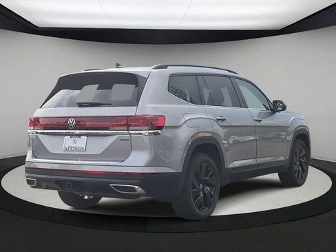Used 2024 Volkswagen Atlas SE w/ Black Wheel Package AWD/4WD image 8
