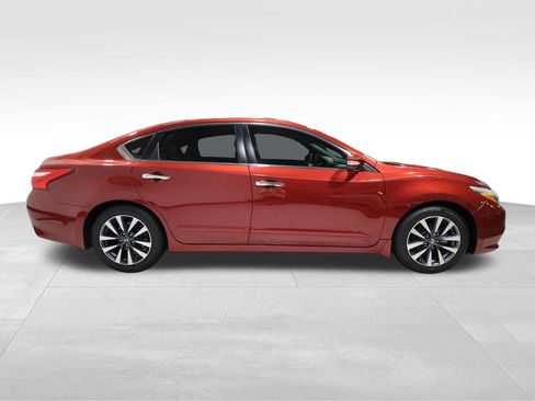 Used 2017 Nissan Altima 2.5 SL w/ 2.5 Technology Package FWD image 4