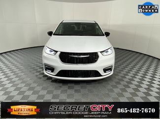 Used 2024 Chrysler Pacifica Touring-L video 2