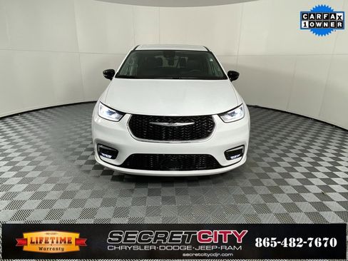 Used 2024 Chrysler Pacifica Touring-L image 2