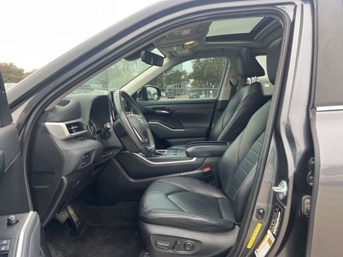 Used 2023 Toyota Highlander XLE image 8