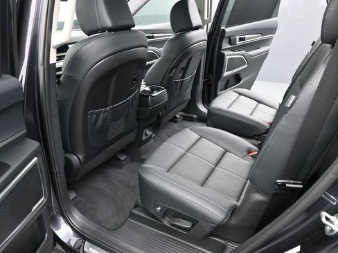 Used 2025 Kia Telluride SX w/ SX Captain's Chair Package image 16