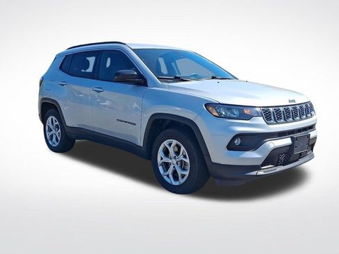 Used 2024 Jeep Compass Latitude AWD/4WD image 3